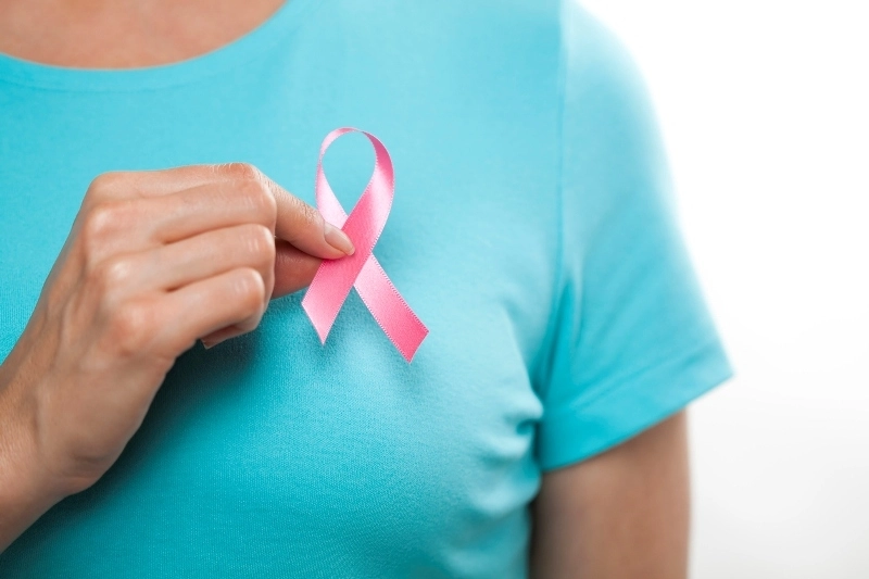 Clădirea Secţiei de Oncologie a SJU Bistriţa, iluminată în roz pentru conștientizarea cancerului mamar