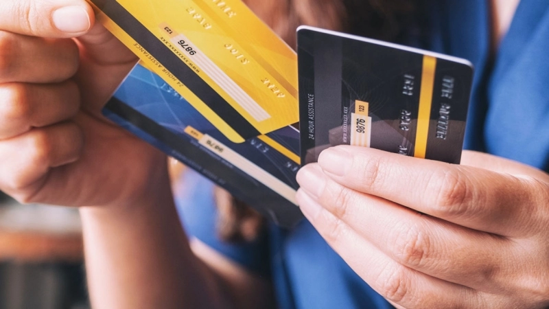 Trei tineri au furat date bancare din telefon și au generat un card virtual fraudulos