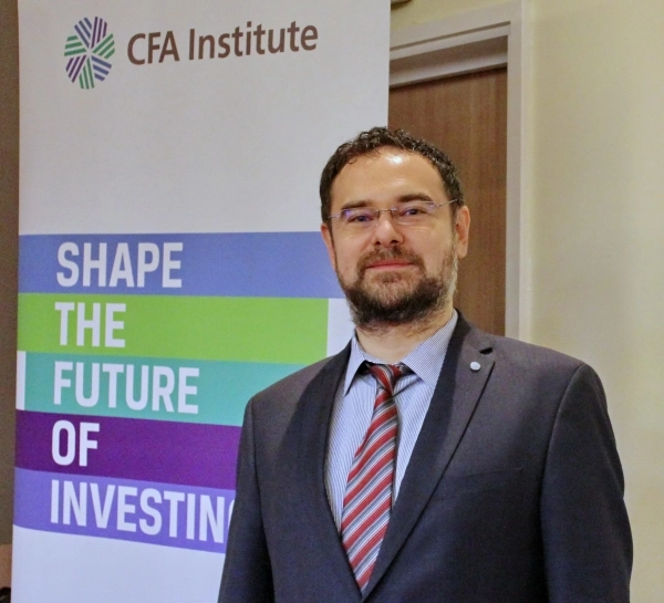 Preşedintele Asociaţiei CFA România: „Ar trebui eliminat impozitul minim pe cifră de afaceri şi crescut salariul minim pe economie!”