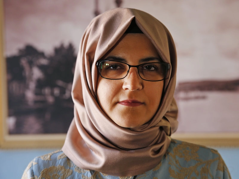 Văduva lui Khashoggi, Hanan Elatr Khashoggi, consideră drept ”foarte dureroasă ” întâlnirea lui Trump cu Mohammed bin Salman. Ea speră ca miliardarul să o ajute să obţină compensaţii financiare de la MBS în acest dosar