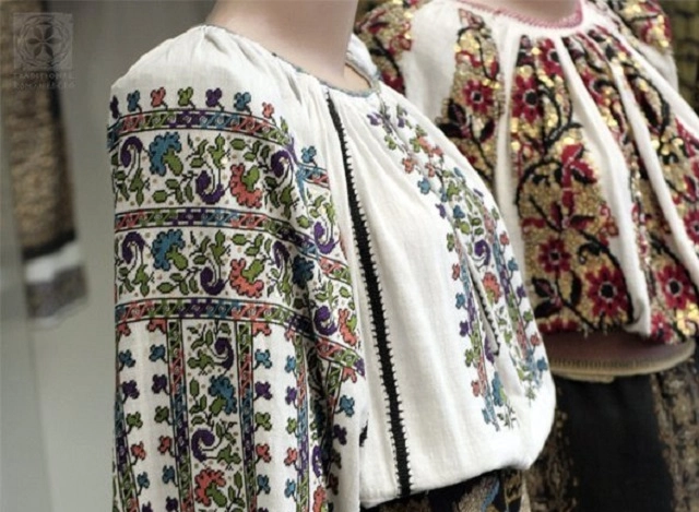 Expoziţia "RomânIA. Reprezentarea identitară a portului popular în artă" - prelungită până pe 15 martie