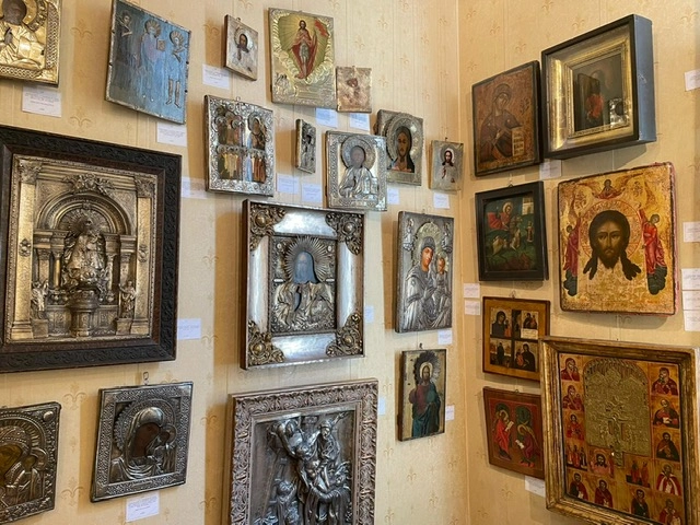 Expoziţie de artă religioasă, la Muzeul de Istorie; prin exponate se află obiecte vechi de la Mănăstirea Cozia