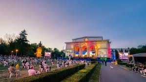 Bucharest Opera Christmas Market - Soprana Leontina Văduva şi pianistul Cătălin Răducanu susţin un concert pe esplanadă