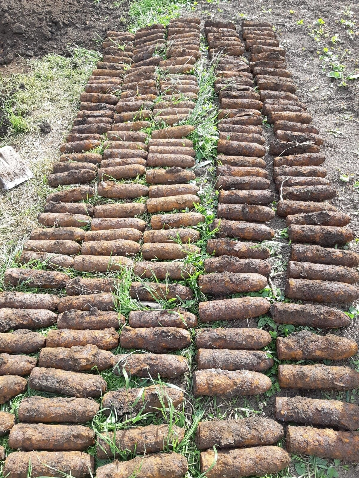 Aproximativ o sută de elemente de muniţie din Primul Război Mondial, scoase la suprafaţă de viiturile de luna trecută, asanate de către pirotehnişti