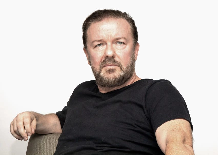 Ricky Gervais le-a reamintit vedetelor să nu ţină discursuri politice, după ce Bad Bunny şi Billie Eilish au criticat ICE la premiile Grammy: „Tot nu ascultă”