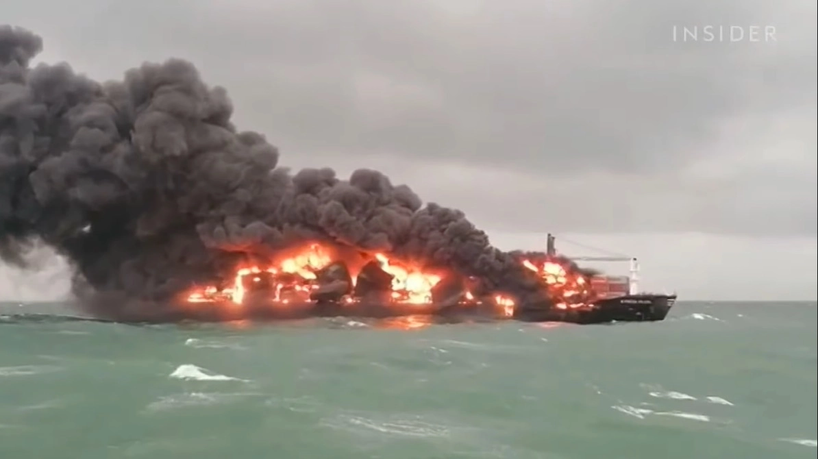 Incendiu declanşat după o explozie la bordul unui vas ce transporta metan în Golful Aden