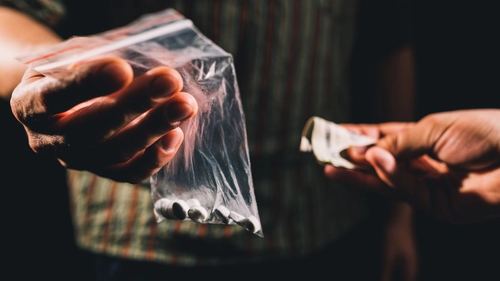 Tânăr prins cu substanțe interzise, după un scandal în plină stradă