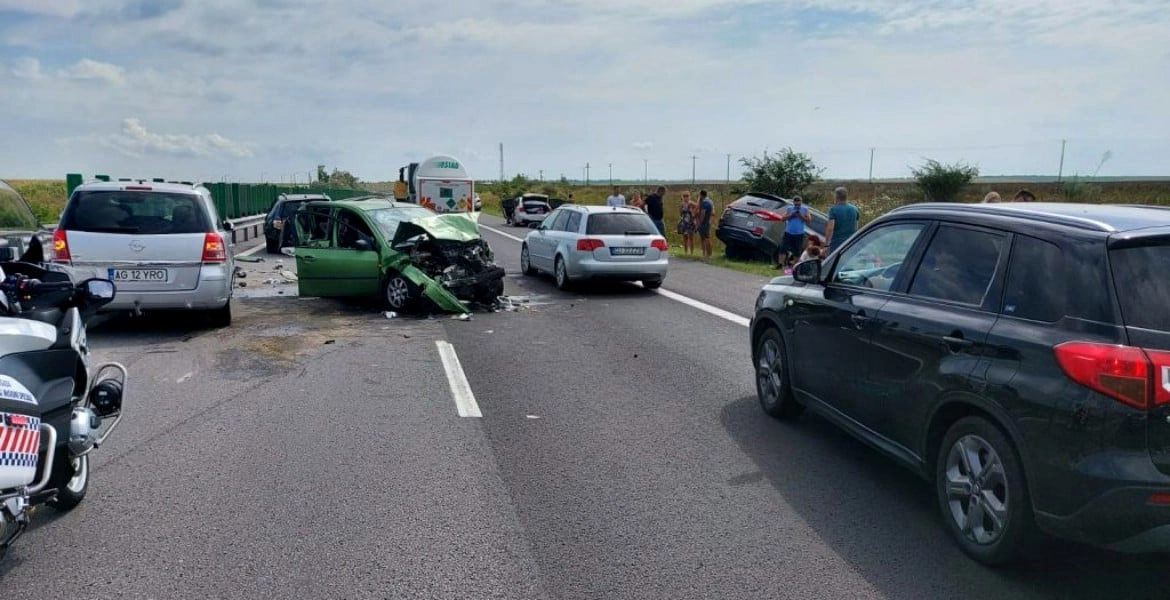 Carambol pe autostrada A2 - Mai multe mașini au rămas pe șosea, două persoane sunt duse la spital