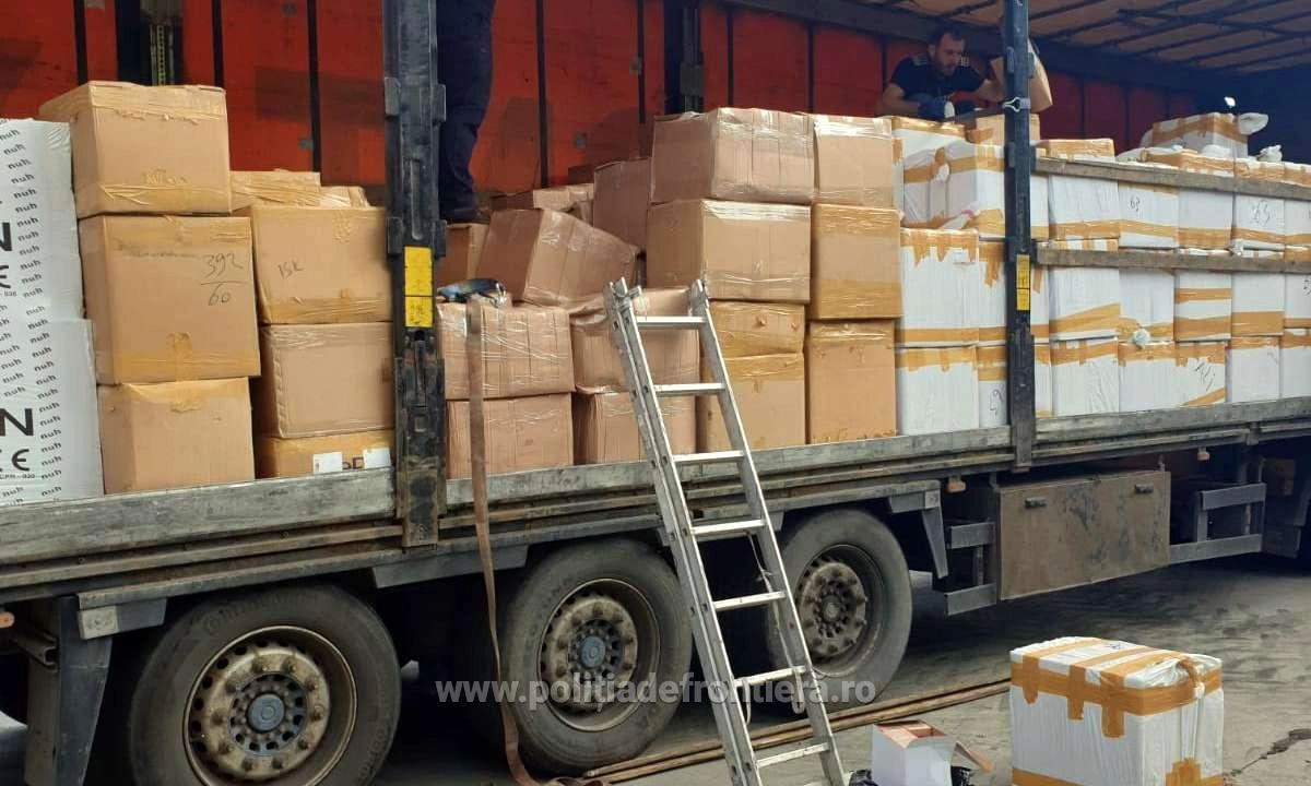 Camion cu peste 32.000 de parfumuri contrafăcute, descoperit la Calafat