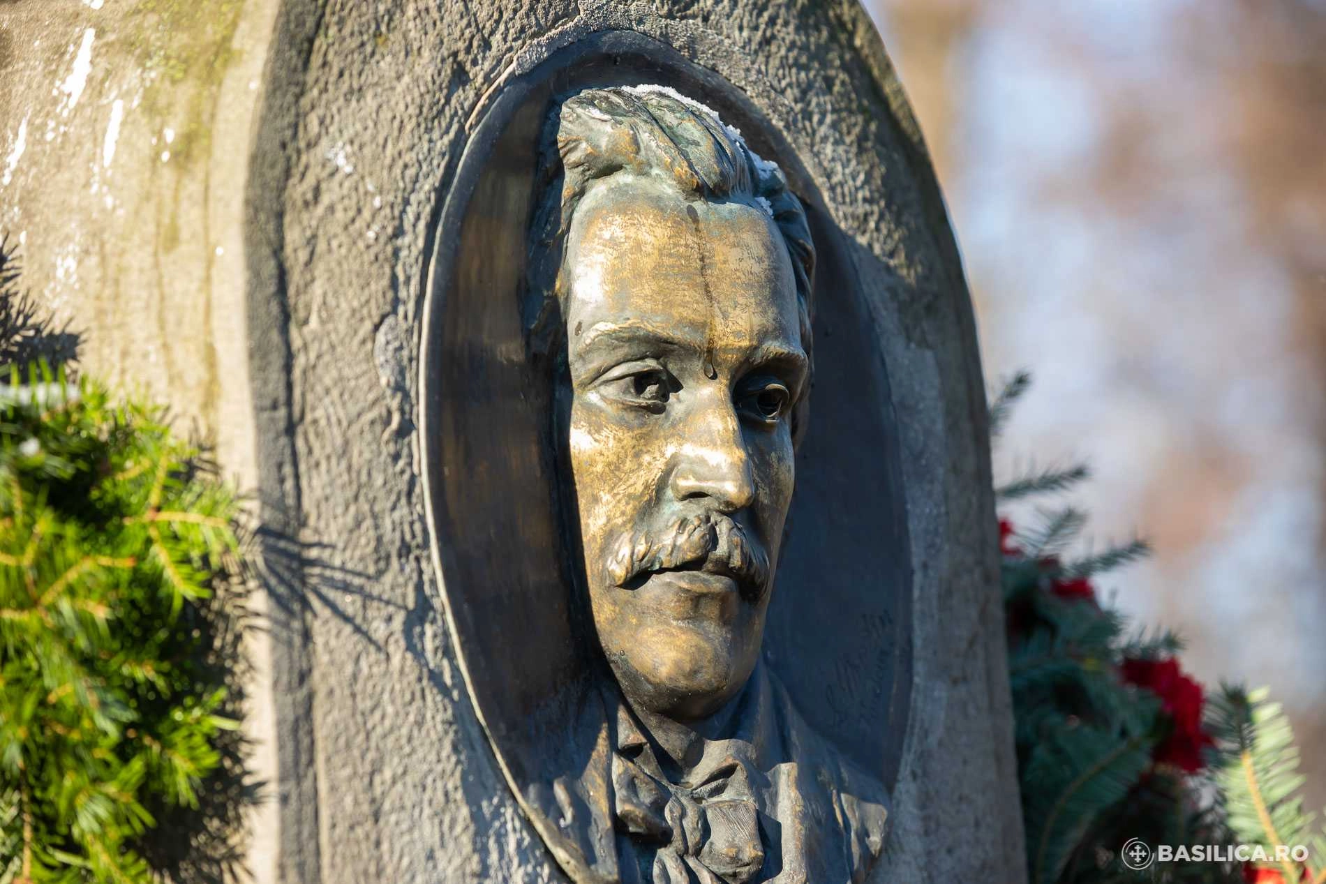 Slujbă de pomenire pentru Mihai Eminescu la mormântul său din Cimitirul Bellu