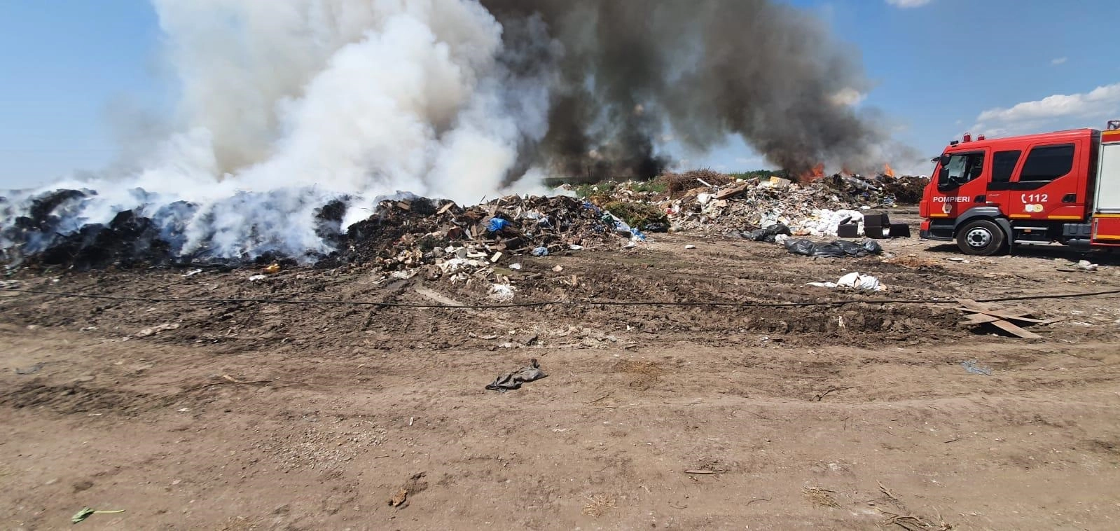 Incendiul de la depozitul ilegal de deşeuri. Garda de Mediu a amendat primăria cu 45.000 lei