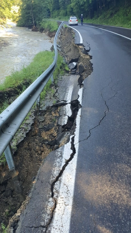 Drum judeţean, blocat în urma unei alunecări de teren / Intervenţii ale pompierilor, în urma ploilor torenţiale