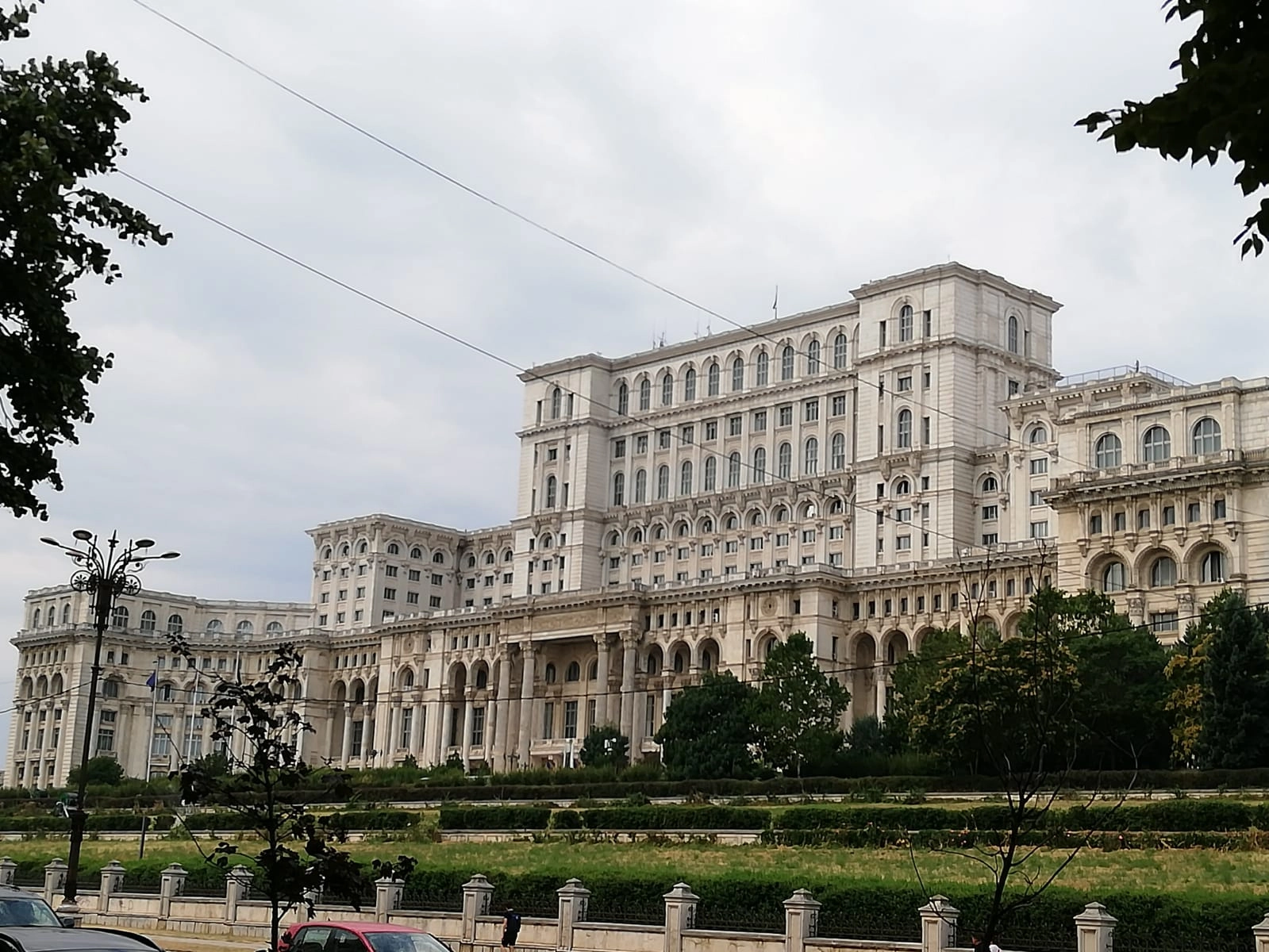 Palatul Parlamentului, Opera Națională și alte clădiri-simbol, iluminate în verde pentru conștientizarea bolilor mitocondriale