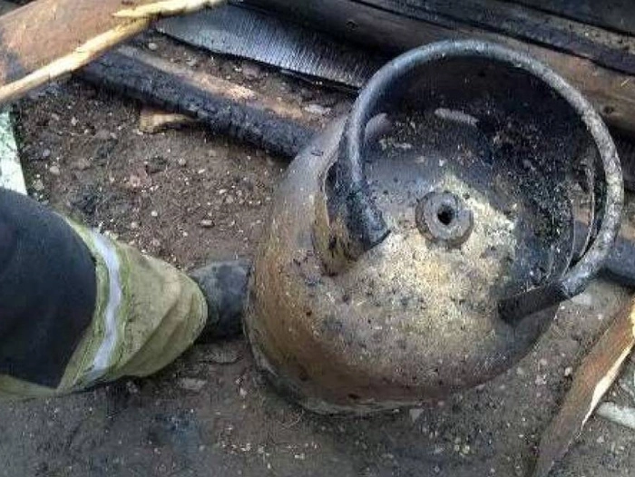 O butelie a sărit în aer într-o gospodărie: Doi oameni au ajuns la spital