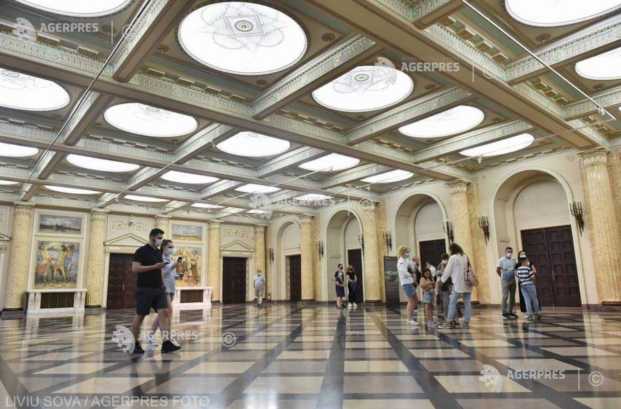 Expoziţia dedicată portului popular la Muzeul Naţional de Artă al României a fost prelungită cu încă o lună