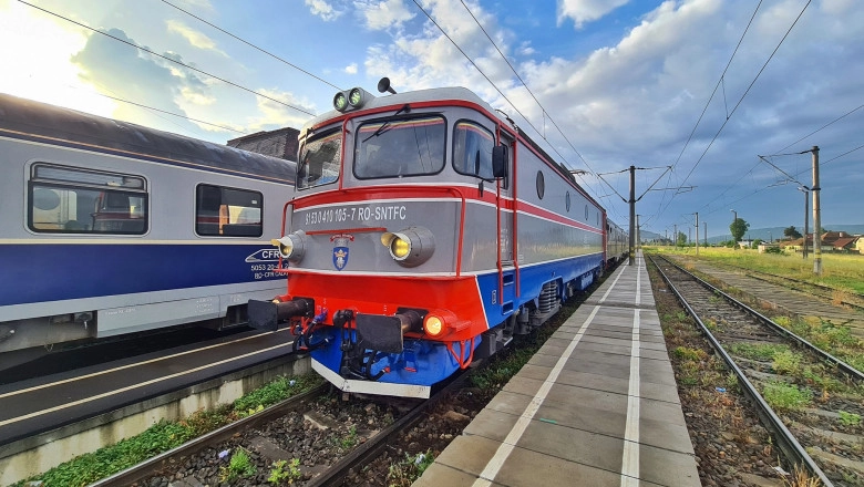 Locomotiva unui tren cu 30 de vagoane tip cisternă a luat foc
