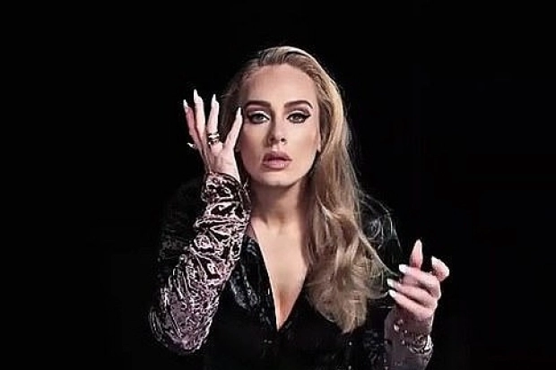 Cel mai recent exemplu al abuzurilor AI, o melodie a artistei Adele omagiu lui Charlie Kirk