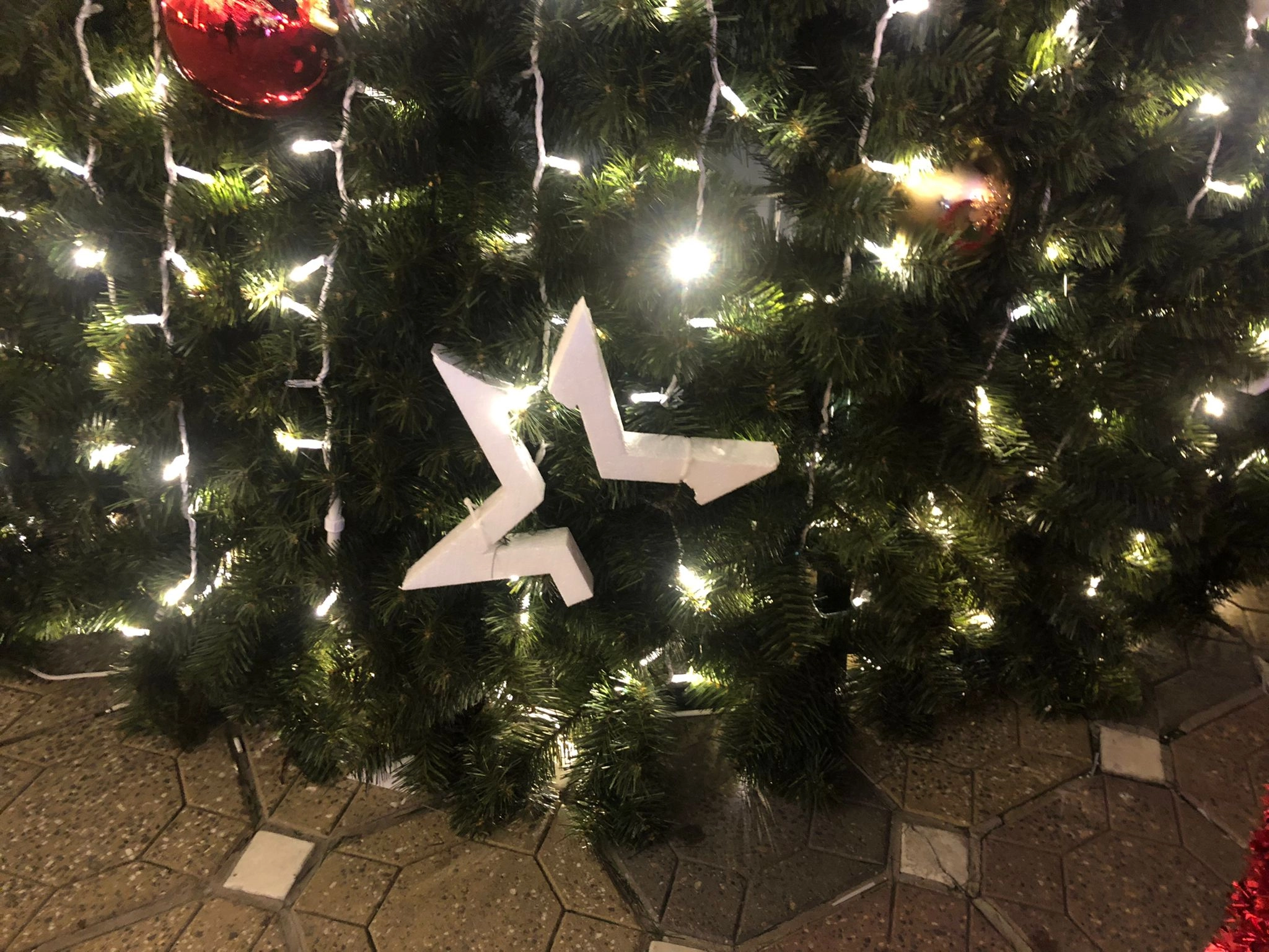 Un brad de Crăciun amplasat într-un cartier din Suceava a fost demontat, după ce fusese ornat, iar luminiţele puse în funcţiune. Motivul este că suportul adus pentru pomul de mari dimensiuni nu era adecvat , bradul riscând să cadă