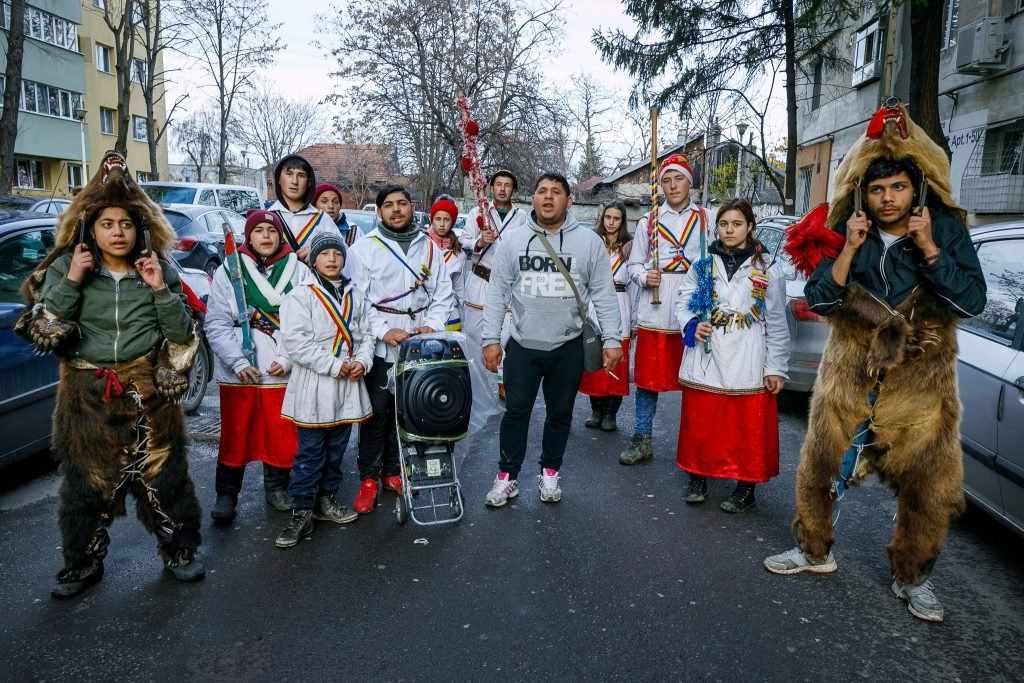 Sute de colindători la 'Alaiul obiceiurilor de iarnă', desfăşurat între 17 şi 19 decembrie la Târgu Jiu
