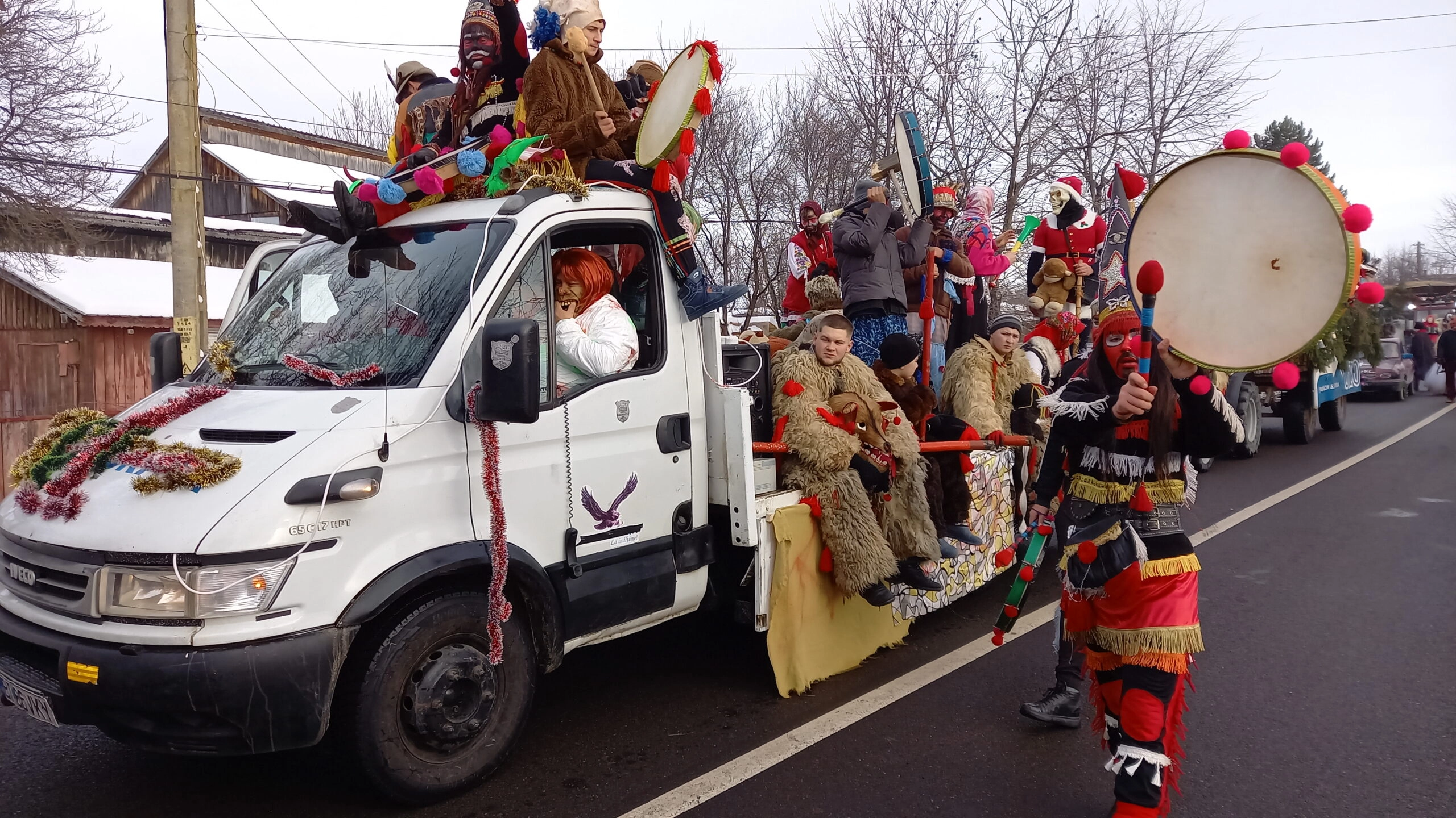 Parada datinilor şi obiceiurilor de iarnă a adunat mii de spectatori la Botoşani