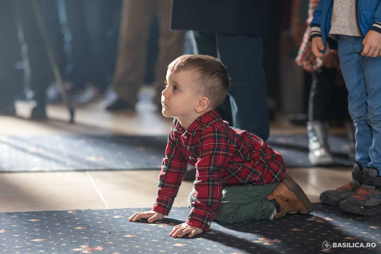 Situație interesantă într-un județ: Copiii sunt cei care îşi aduc părinţii la Biserică