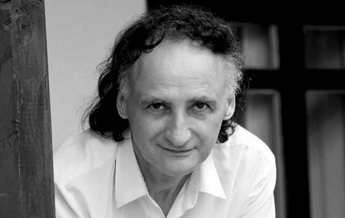 Un bust al poetului Grigore Vieru, dezvelit în curtea Bibliotecii Judeţene "Aman" din Craiova