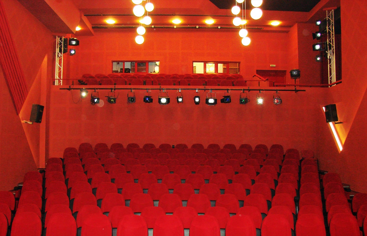 Teatrul Excelsior lansează "Tema de la ora cinci" - o serie de spectacole-lectură şi dezbateri pentru adolescenţi