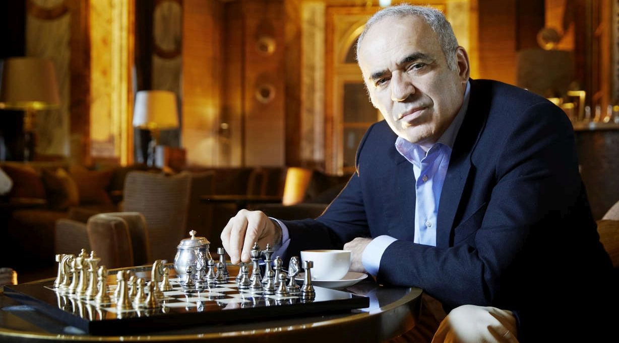 'Își arată frica de dictator' - Garry Kasparov, un critic vocal al lui Putin, îi dă șah-mat lui Nicușor Dan