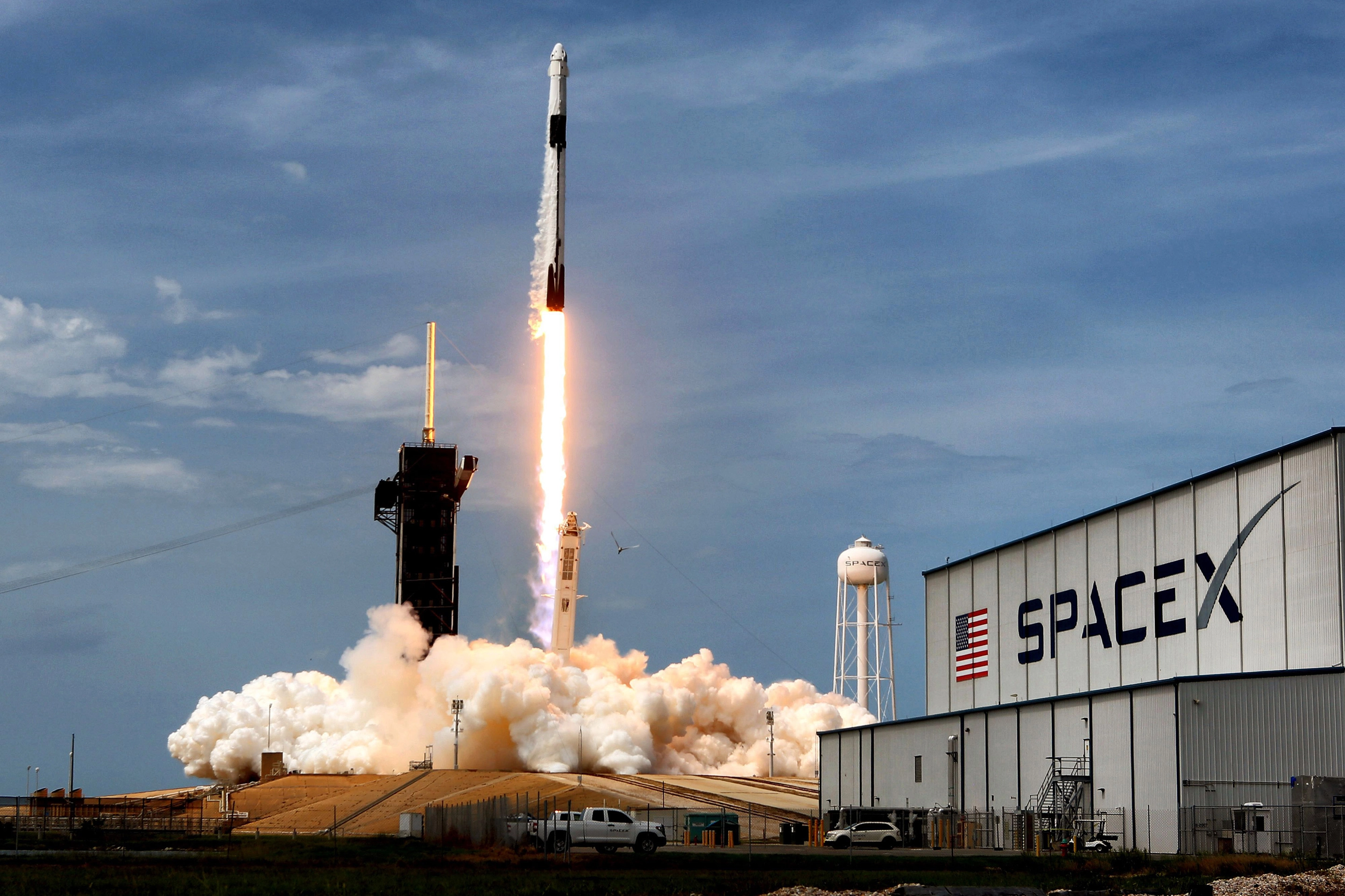 SpaceX lansează alţi 28 de sateliţi Starlink pe oribita joasă a Pământului