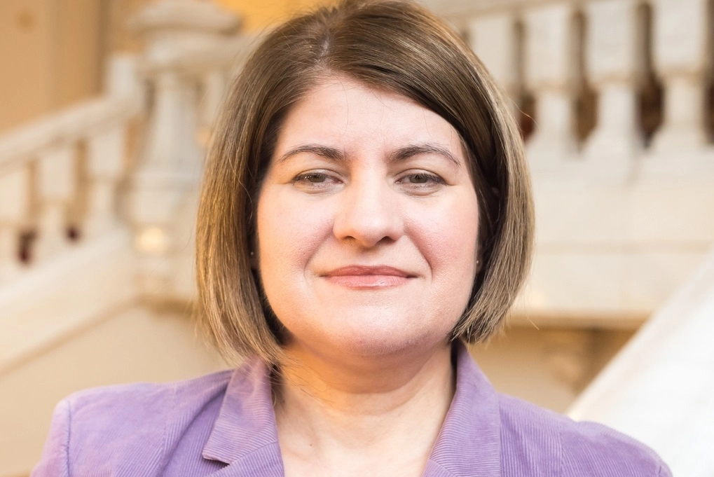 „Coincidență”. După ce a înclinat balanța împotriva legii lui Bolojan, o judecătoare CCR este atacată pentru locuința de protocol