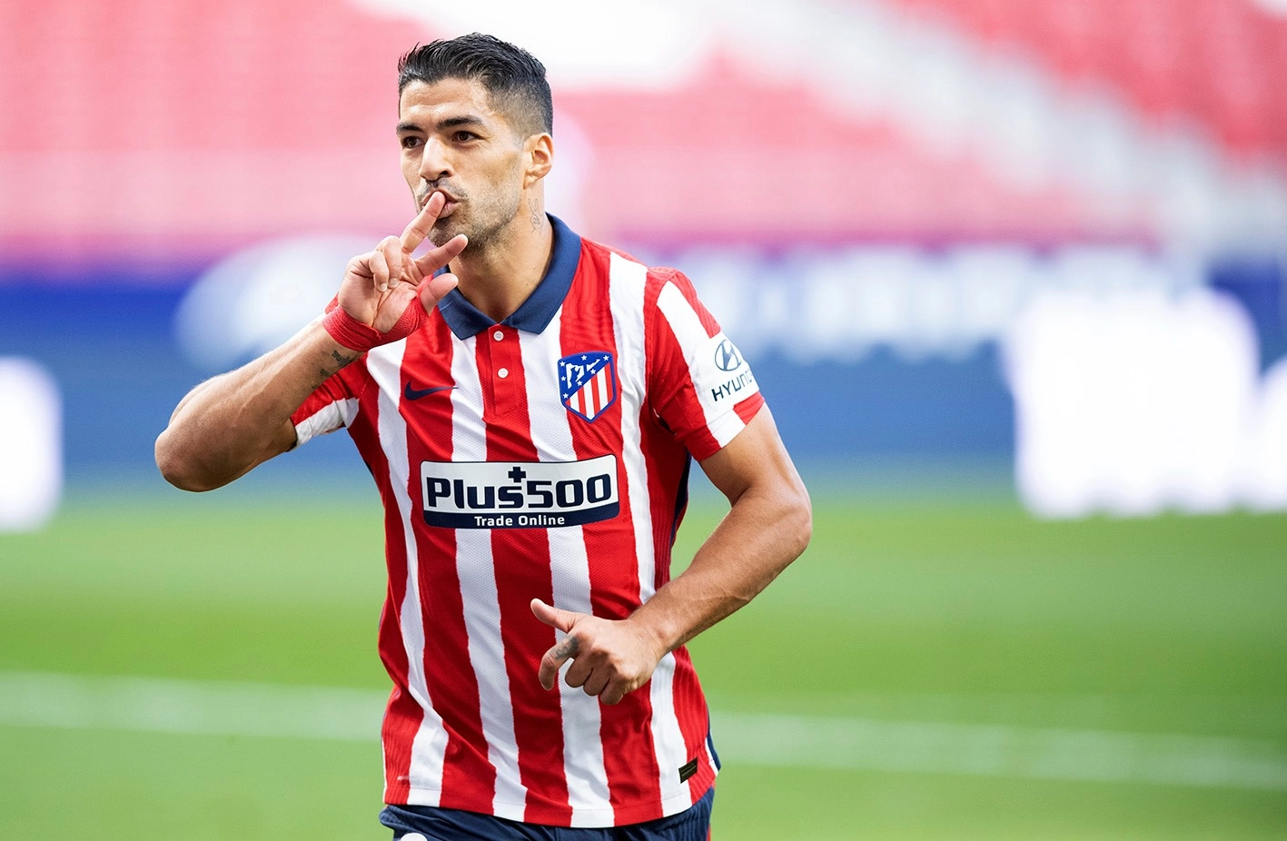 Luis Suarez a fost suspendat pentru şase meciuri după ce a provocat o bătaie şi a scuipat unul dintre membrii echipei adverse