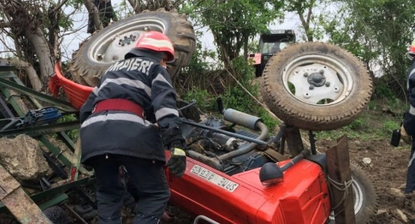 Un bărbat a fost găsit mort sub un tractor răsturnat