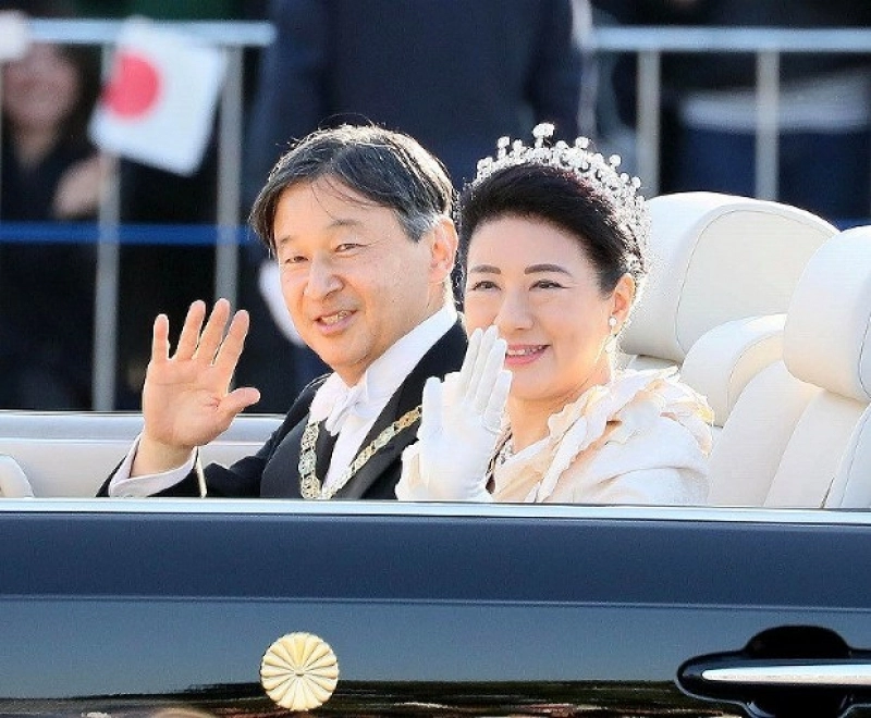 Incident - Un bărbat s-a dezbrăcat complet în faţa împăratului Japoniei şi a familiei sale