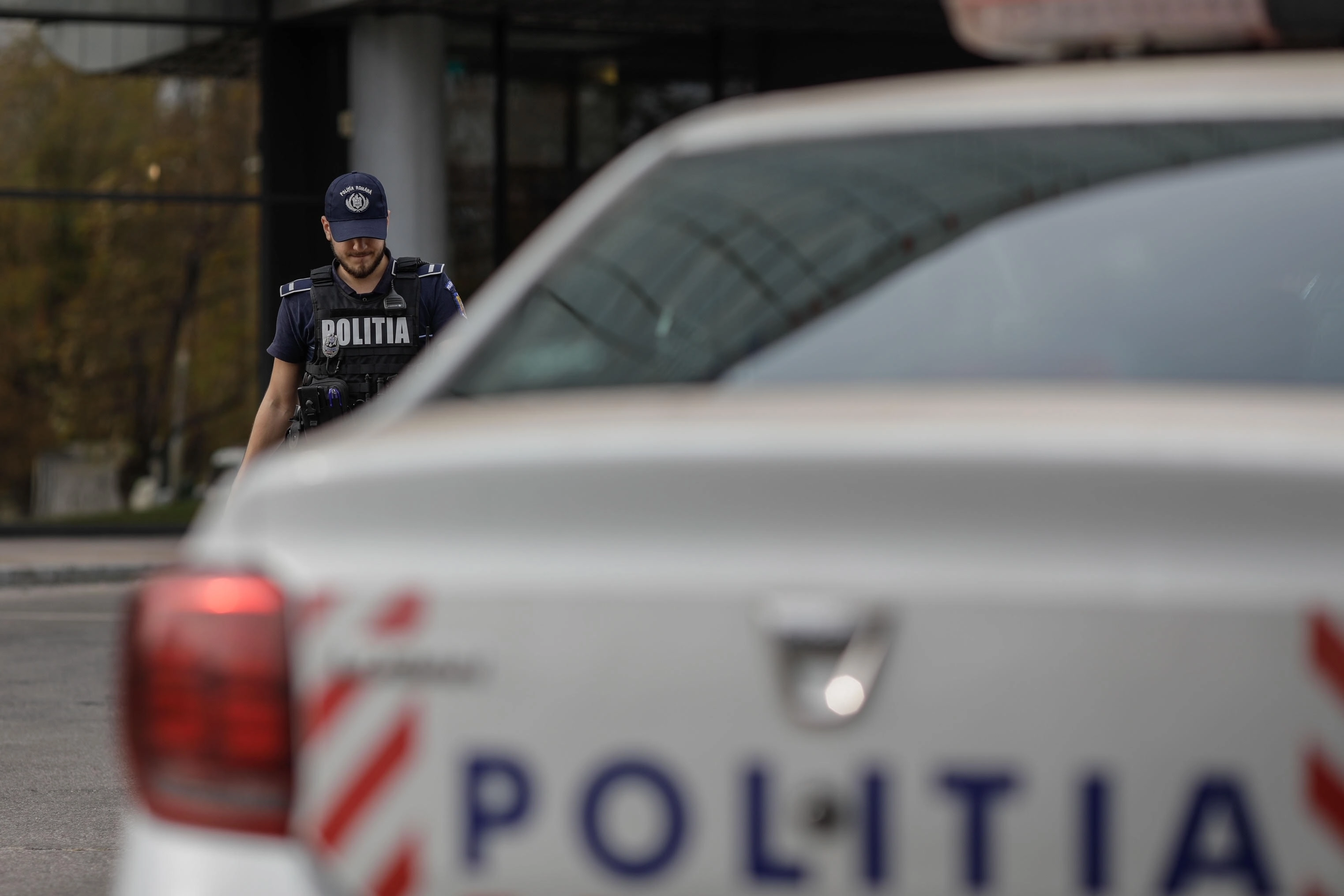 Polițist implicat într-un incident grav – A intrat cu mașina în ușa unei locuințe. IPJ Teleorman anchetează cazul