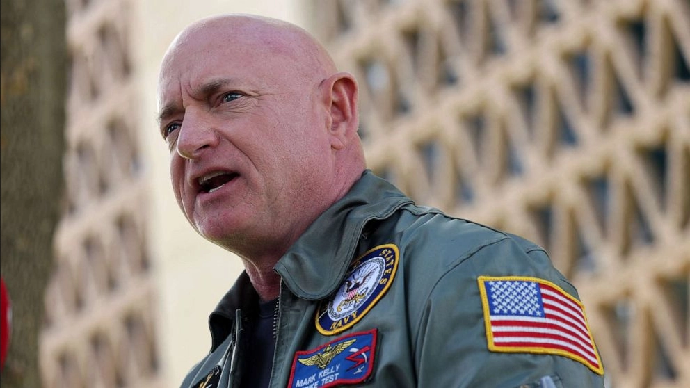 Senatorul Mark Kelly, avertizat de Pentagon că ar putea fi rechemat în armată pentru a fi judecat pentru răzvrătire