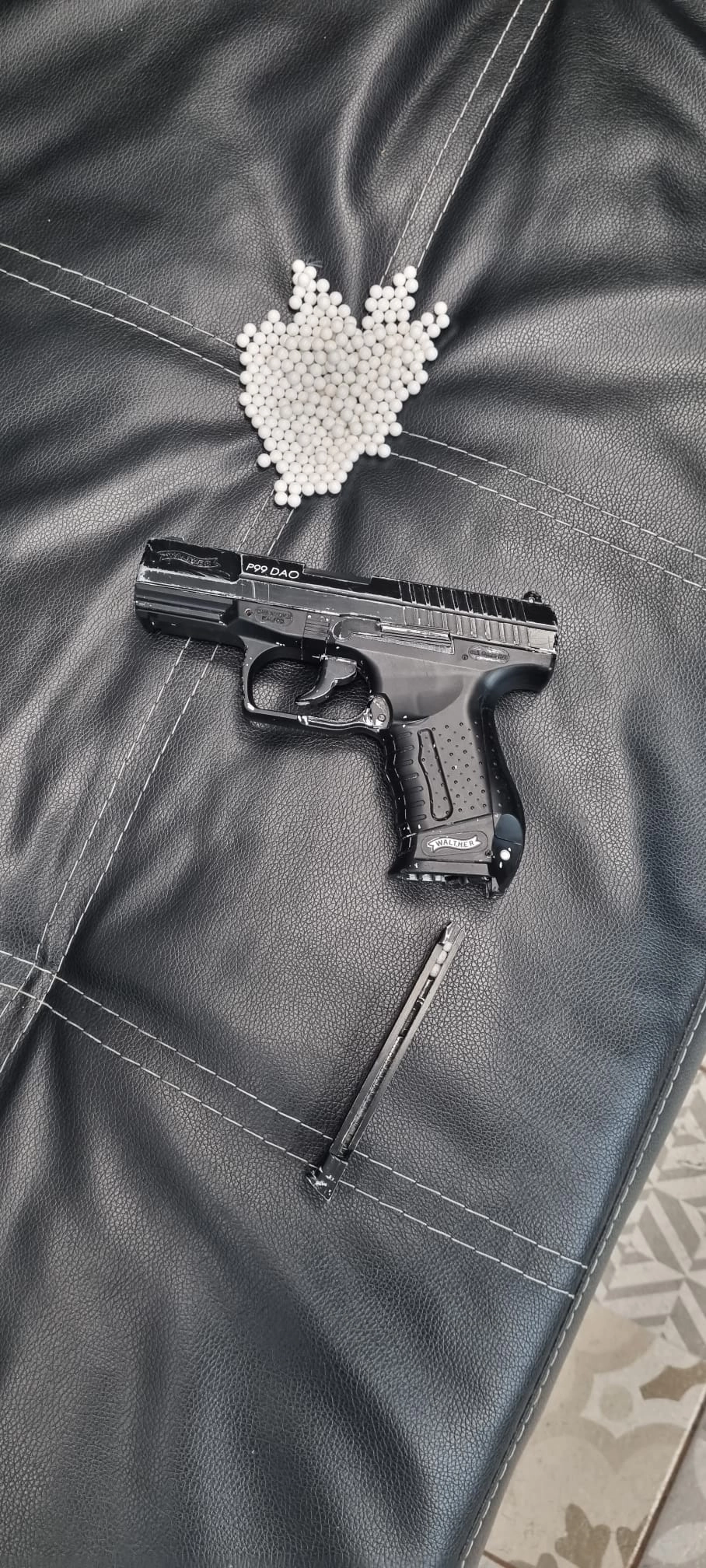 Au făcut spectacol cu arma pe rețelele sociale, doar că Poliția nu a dat „like”: Ce s-a descoperit în urma perchezițiilor