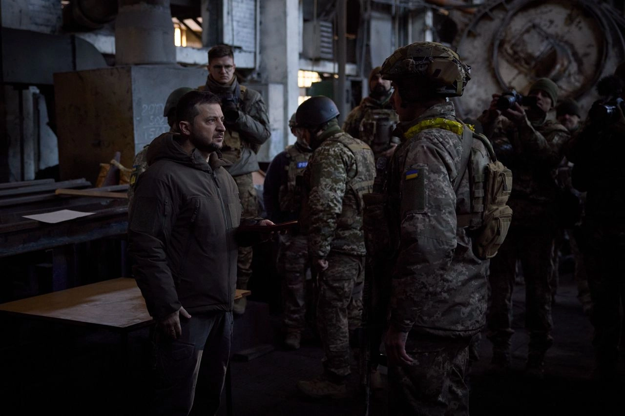 Volodimir Zelenski a vizitat trupele din prima linie din estul Ucrainei