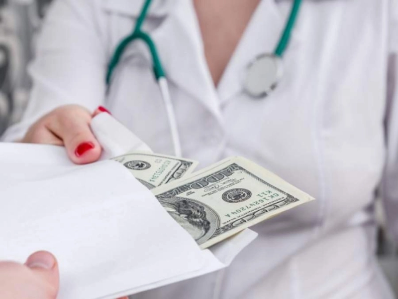 Un bărbat din Bacău a declarat procurorilor că a oferit mită unui medic pentru analize la UPU