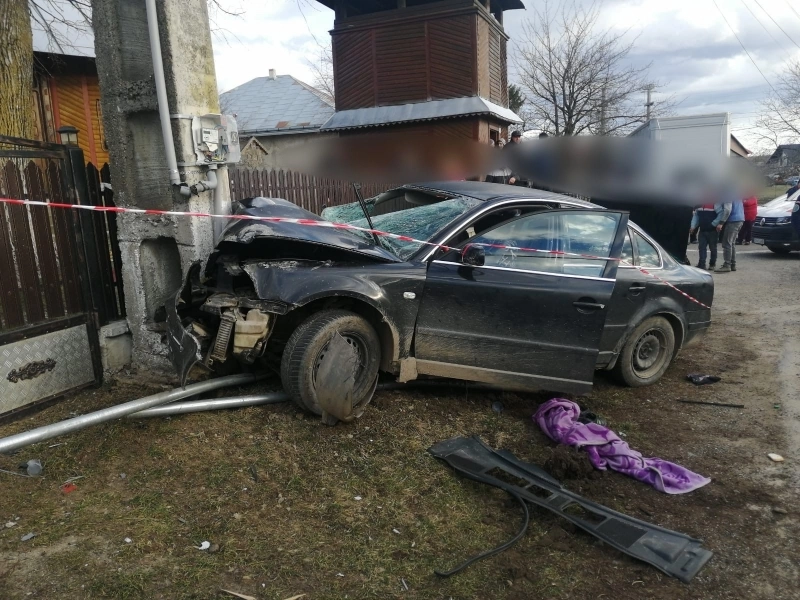 Un şofer a rupt cu maşina un stâlp de electricitate care a căzut pe autovehicul. Şoferul a scăpat cu viaţă, însă e rănit