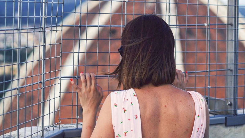 Metoda "loverboy": tinere exploatate în bordeluri din străinătate – doi soți trimiși în judecată