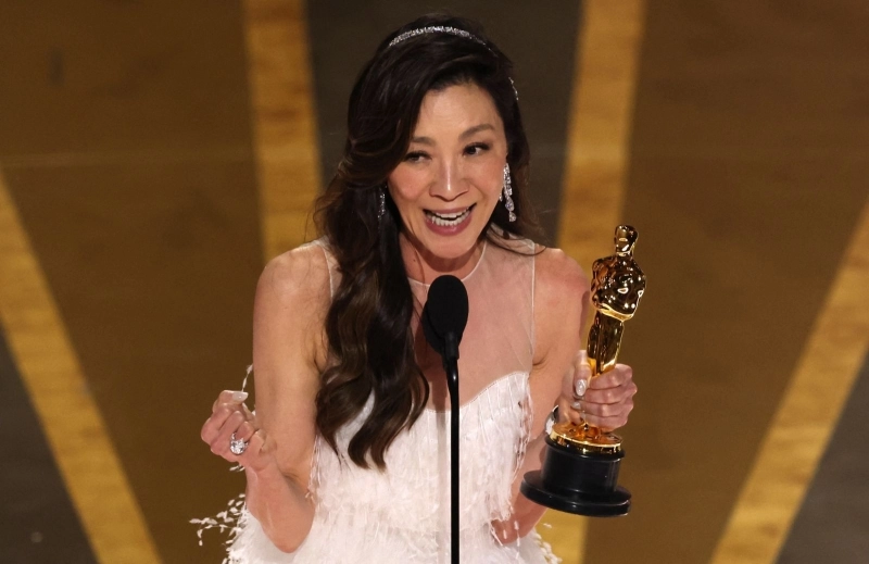 Actrița Michelle Yeoh, în lacrimi la Berlinala 2026, după ce a primit Ursul de Aur onorific pentru întreaga sa carieră
