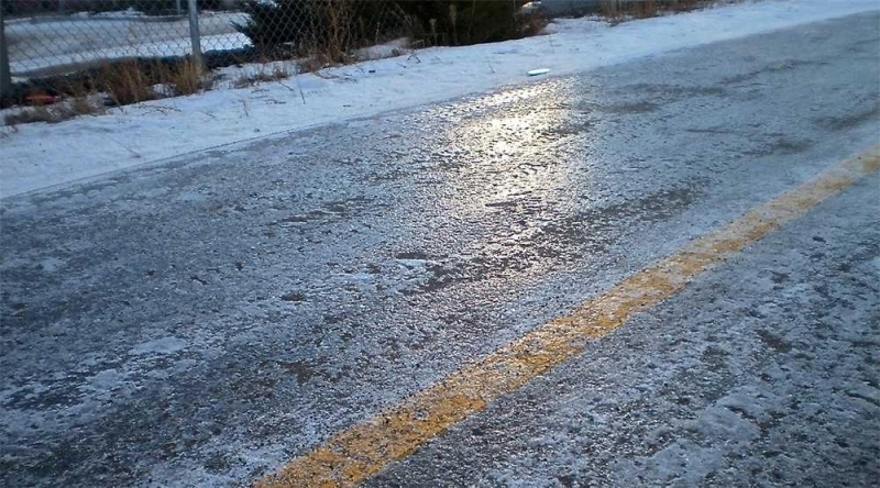 Mai multe accidente în lanț din cauza poleiului în Prahova și Constanța