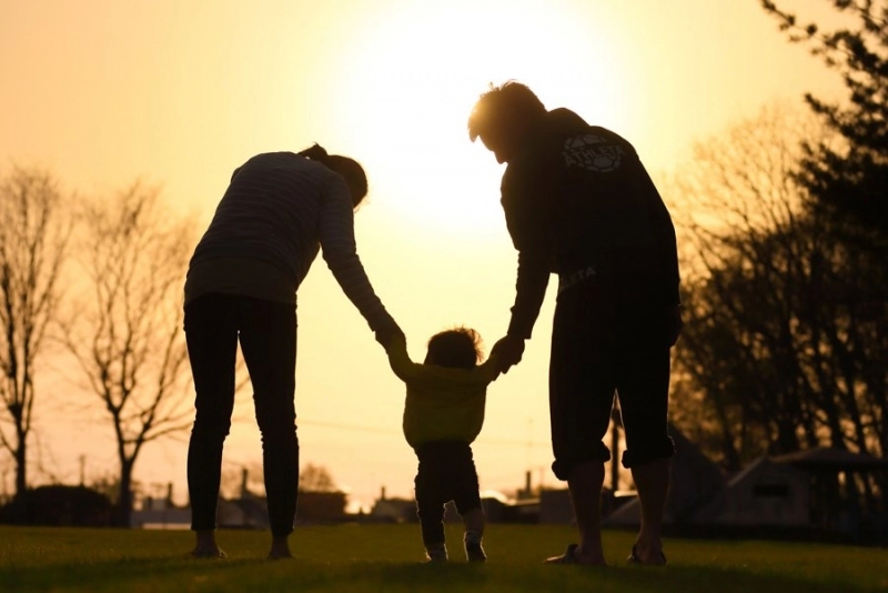 Bolojan, OCDE și mamele - România are nevoie de politici pro-familie, nu de contabilitate rece pe spinarea natalității