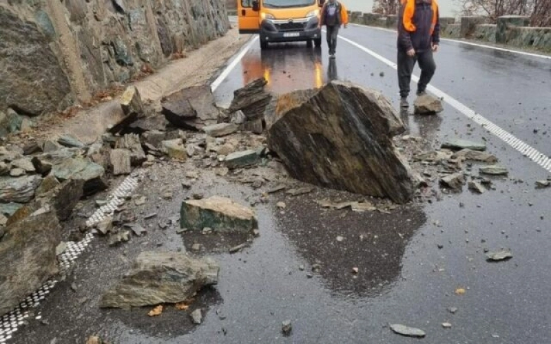 FOTO Drum județean blocat în zona stațiunii Stâna de Vale: Bolovani și un copac au căzut pe carosabil