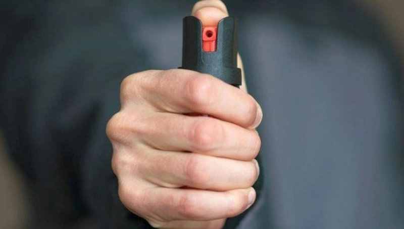 Bărbat, prins de jandarmi cu un spray iritant şi un cuţit, în zona Gării din Bacău. Intenţiona să urce cu aceste obiecte în tren