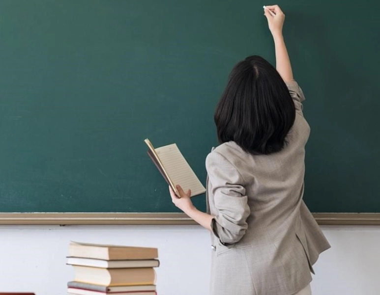 Profesoară de biologie din Iași, surprinsă de elevi pe site-urile de videochat. Reacția conducerii școlii și a părinților: "Cum să-mi mai trimit eu copiii la școală?”