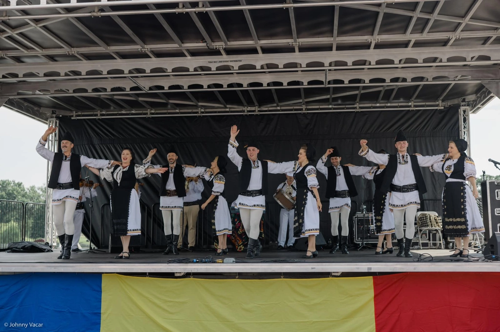 Mioara Velicu, invitata de onoare a Festivalului-concurs naţional 'Florile Ceahlăului'