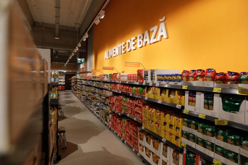 Românii primesc o nouă lovitură: expiră plafonarea prețului alimentelor de bază, iar scumpirile se anunță în lanț