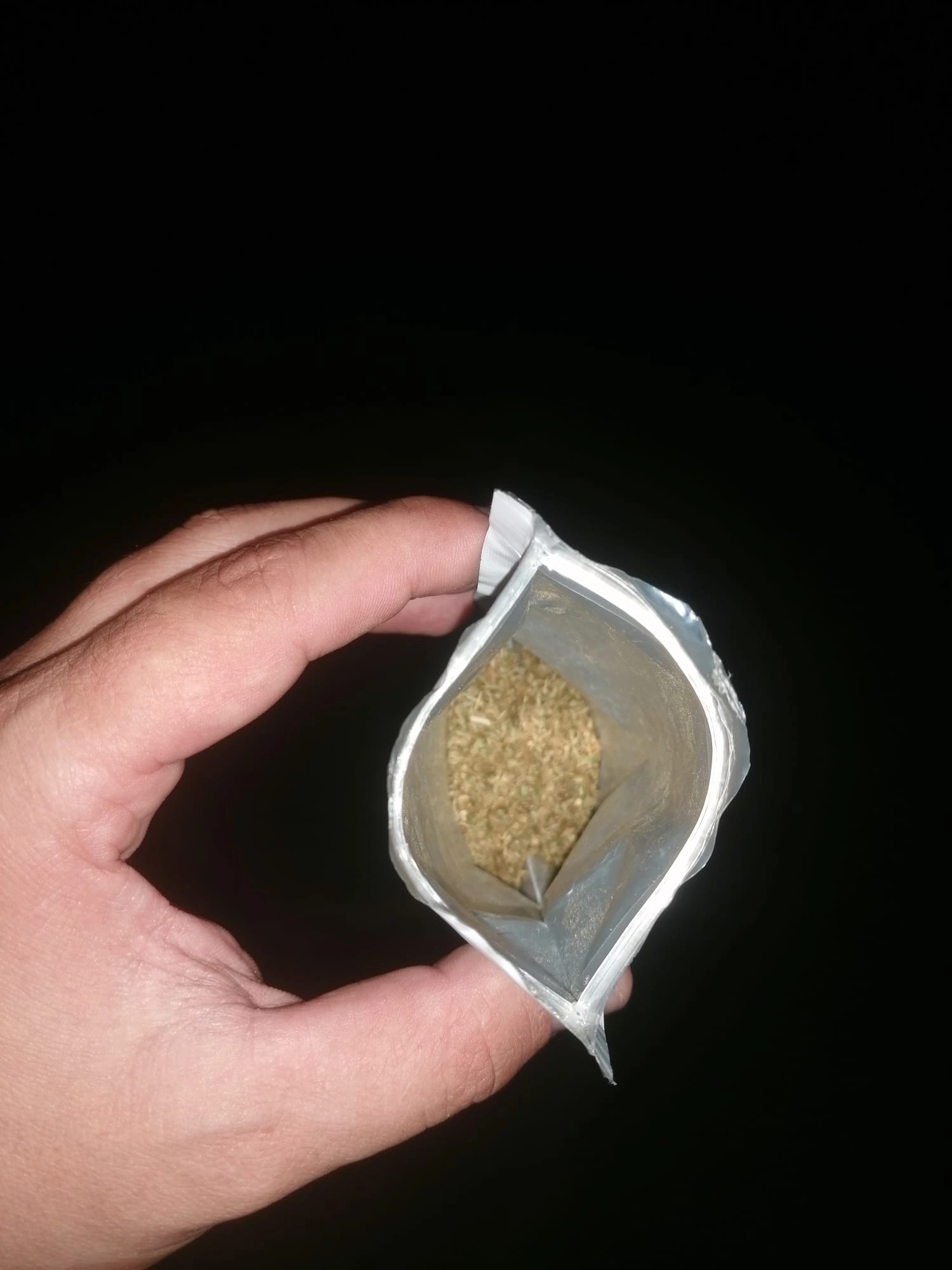 Tânăr de 20 ani prins în flagrant delict cu canabis ascuns printre alimente şi cu cocaină în şosete