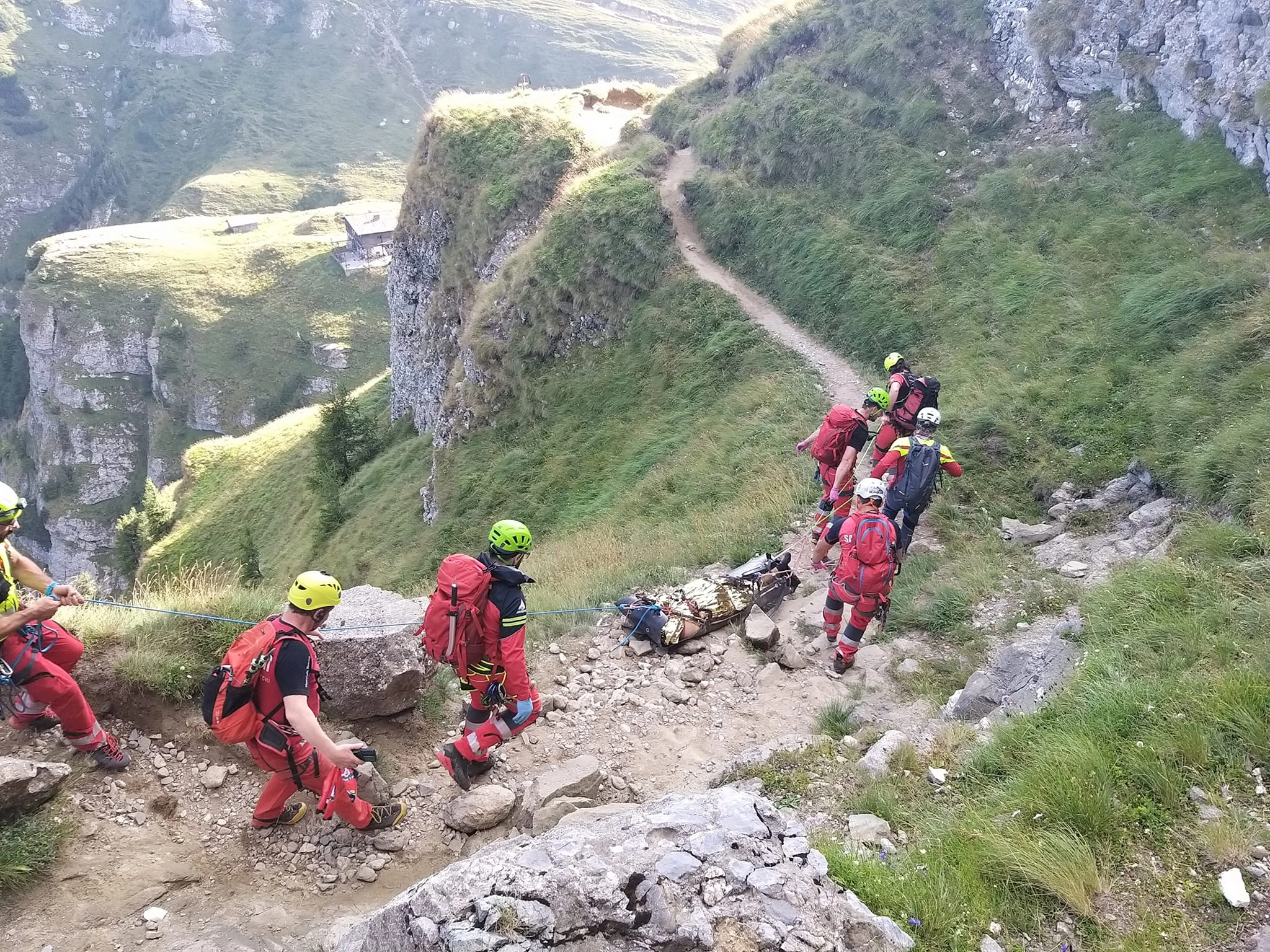 Doi turişti rătăciţi în Bucegi, salvaţi după 9 ore de căutări. Se aventuraseră pe munte în pantofi şi fără lanterne